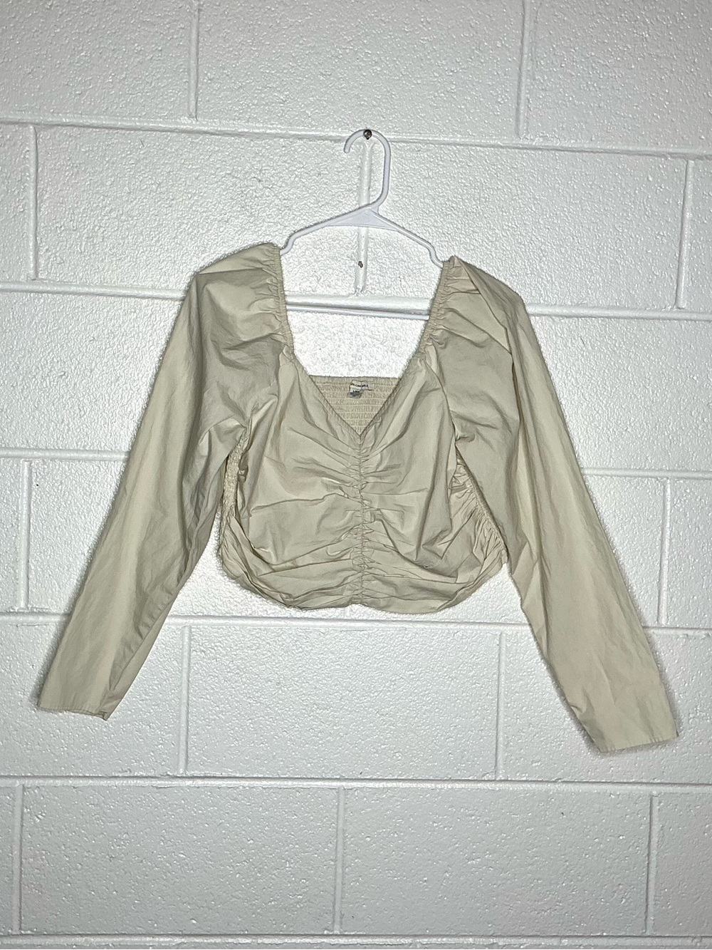 < American Eagle Cream Ruched Long Sleeve Cropped Top >